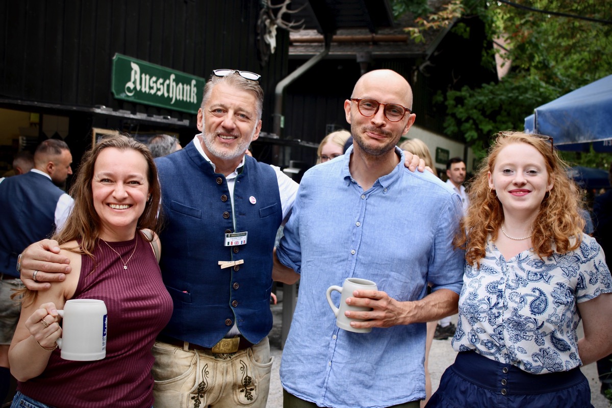 Gäste beim Lion Feuchtwanger Stammtisch gemeinsam mit dem Wirt Christian Vogler (2. v. l.)