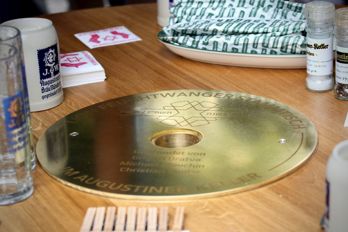 Tischplatte des Lion Feuchtwanger Stammtisches